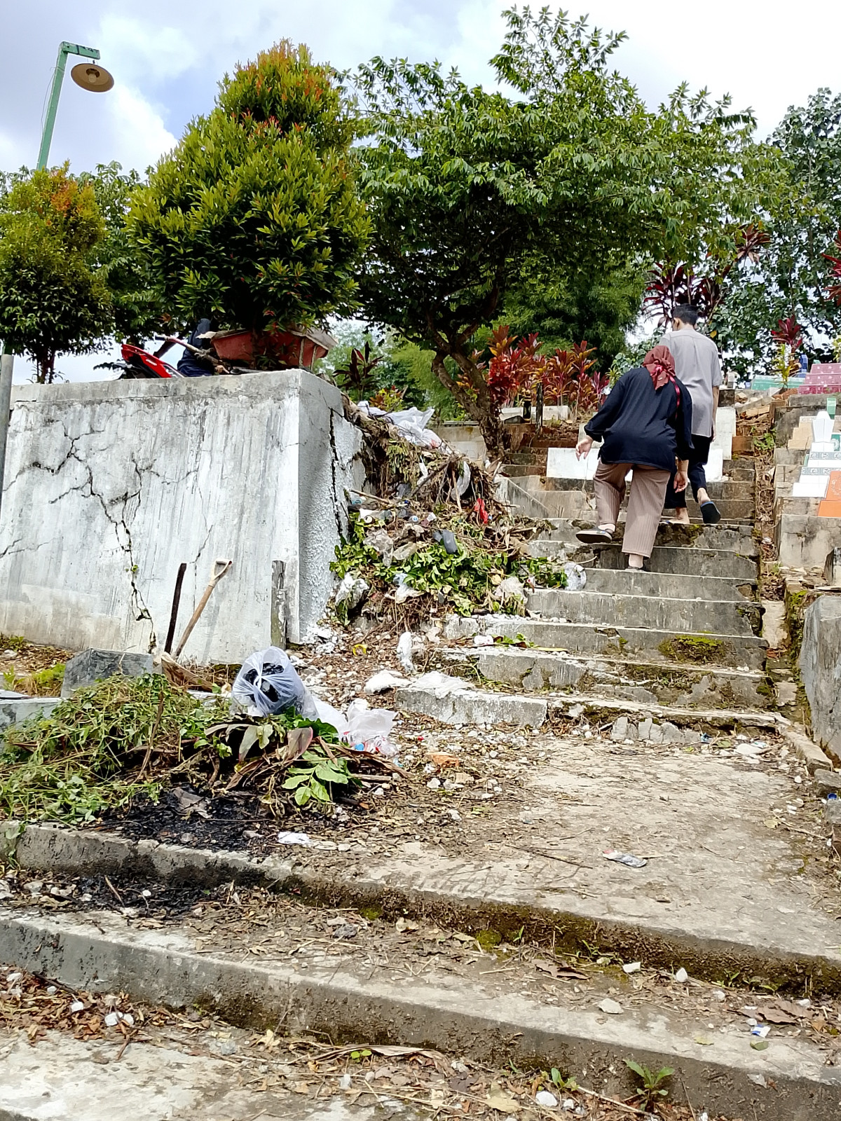 Kerja Bakti Gabungan Warga Jl.W.Monginsidi Membersihkan Makam Swadaya sekaligus ziarahi tokoh Agama dan tokoh Masyarakat di Wilayah Jl. Wolter Monginsidi