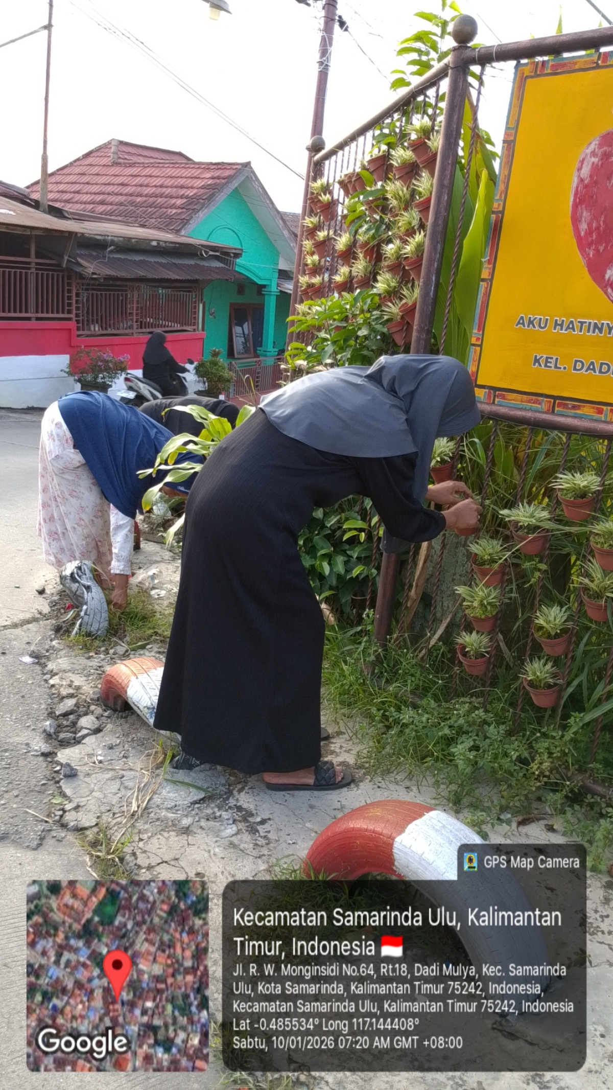 Kerja Bakti Membersihkan Taman PKK RT.18 Kelurahan Dadi Mulya