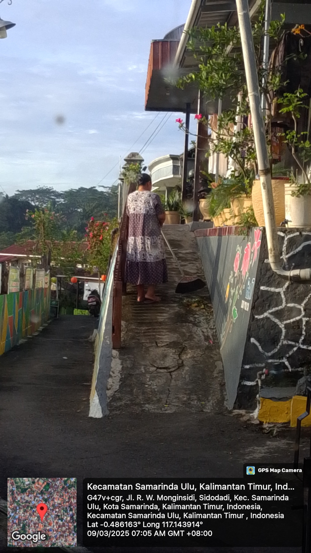 Kegiatan membersihkan lingkungan rumah masing-masing