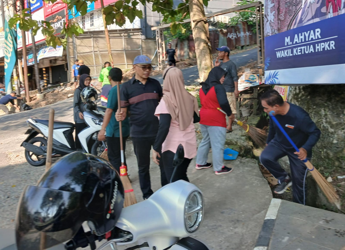 Kerja bakti gabungan Ketua RT se Kelurahan Dadi Mulya