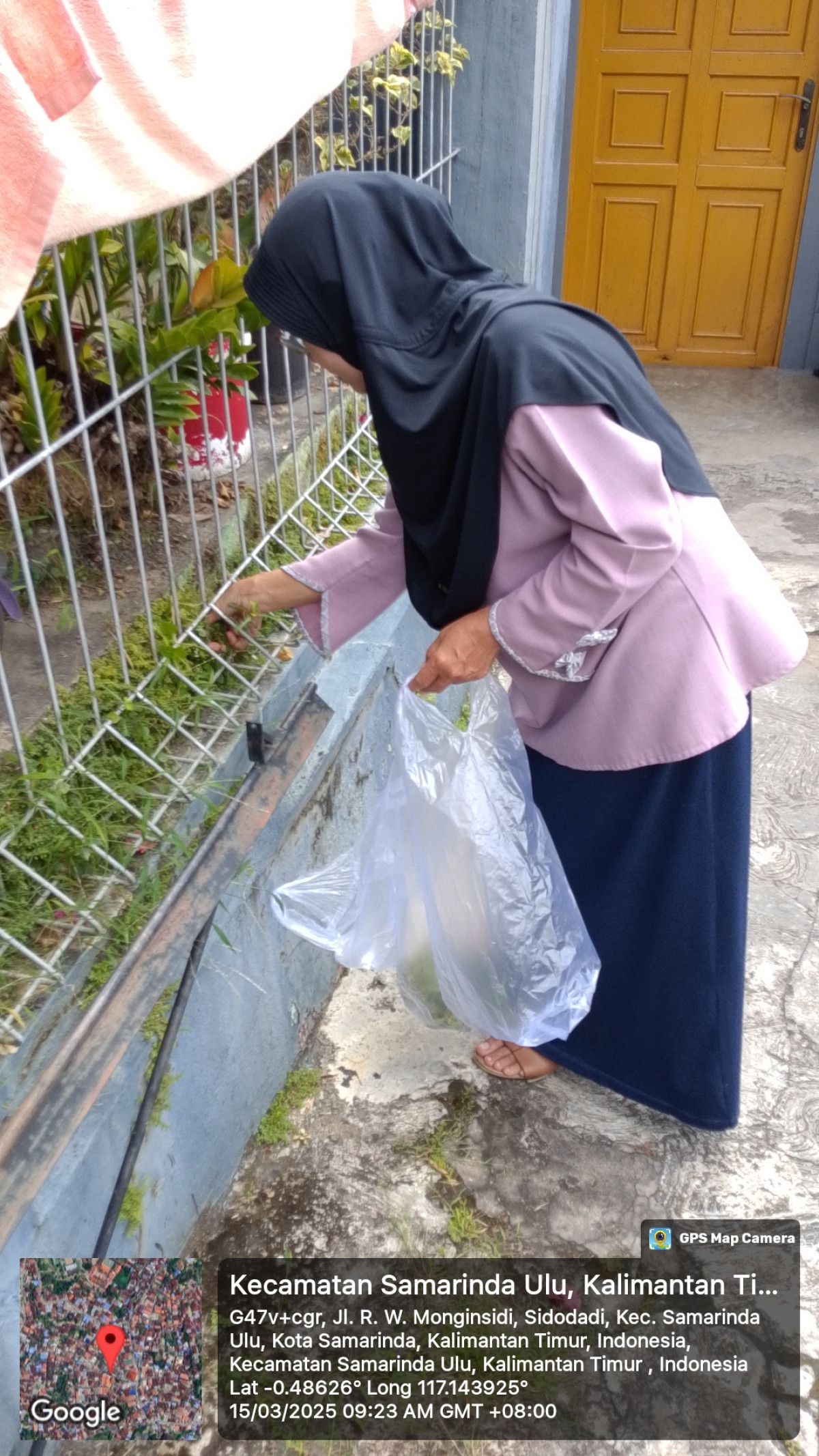 Kegiatan bersih-bersih lingkungan sekitaran rumah