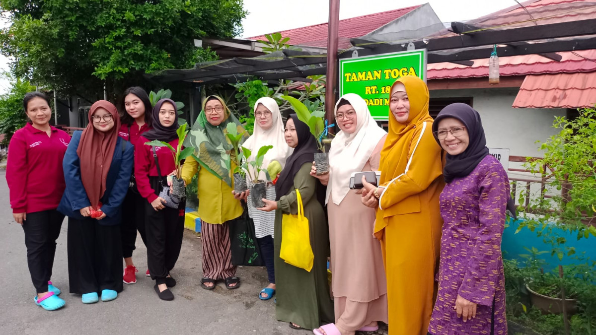 Kegiatan Kerja Bakti di Kebun Toga PKK dan menerima bibit Kunyit Putih dari Mahasiswa ITKES yang KKN di Wilayah Rt.18