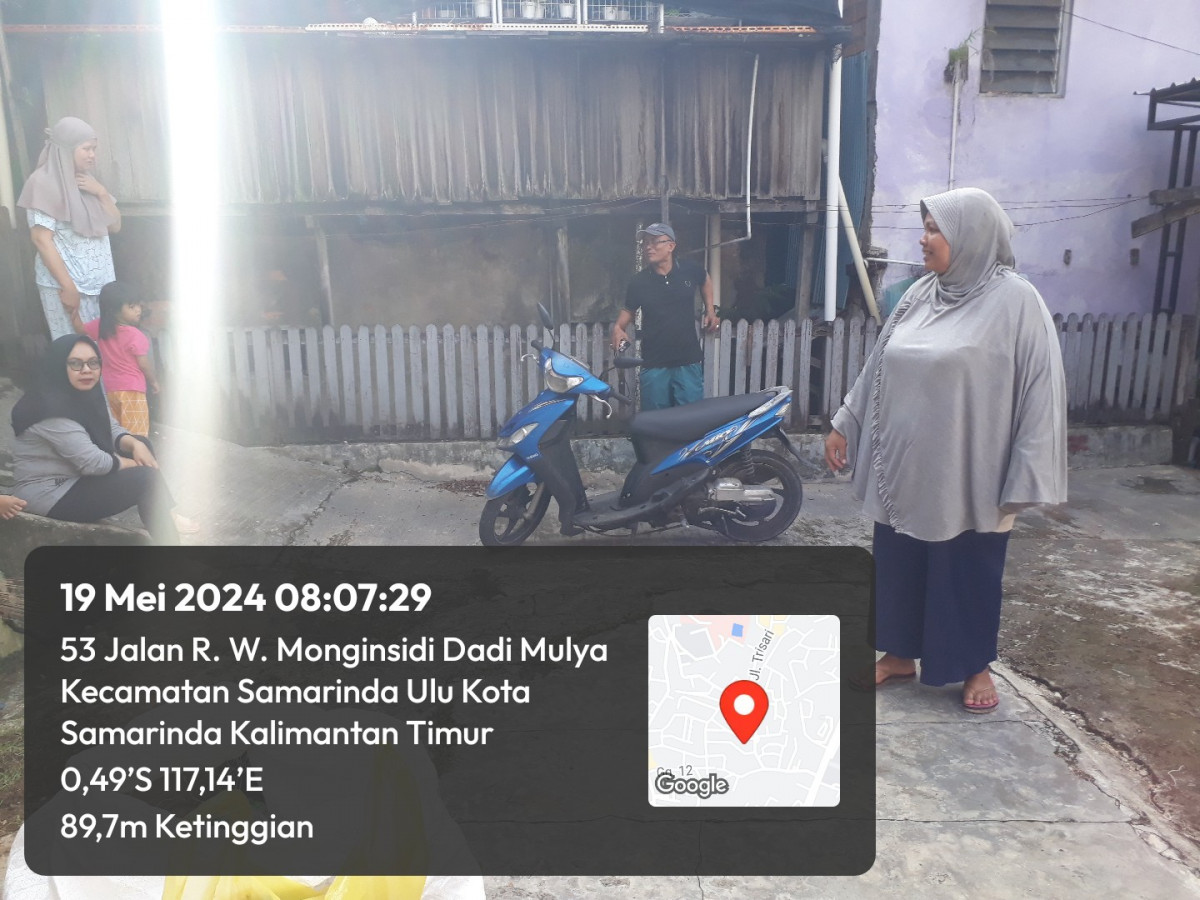 Kerja bakti mangkas rumput dan membersihkan sampah disekitar rumah warga