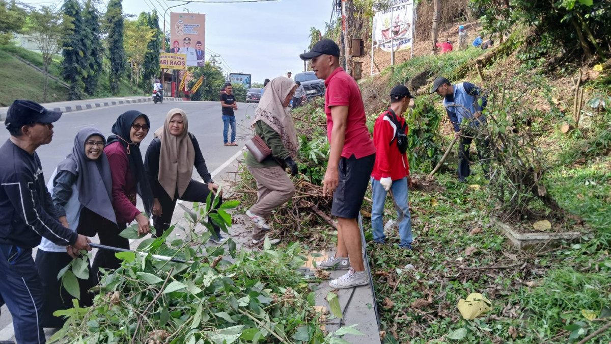 Kegiatan Kerja Bakti Gabungan di Jl. Bhayangkara