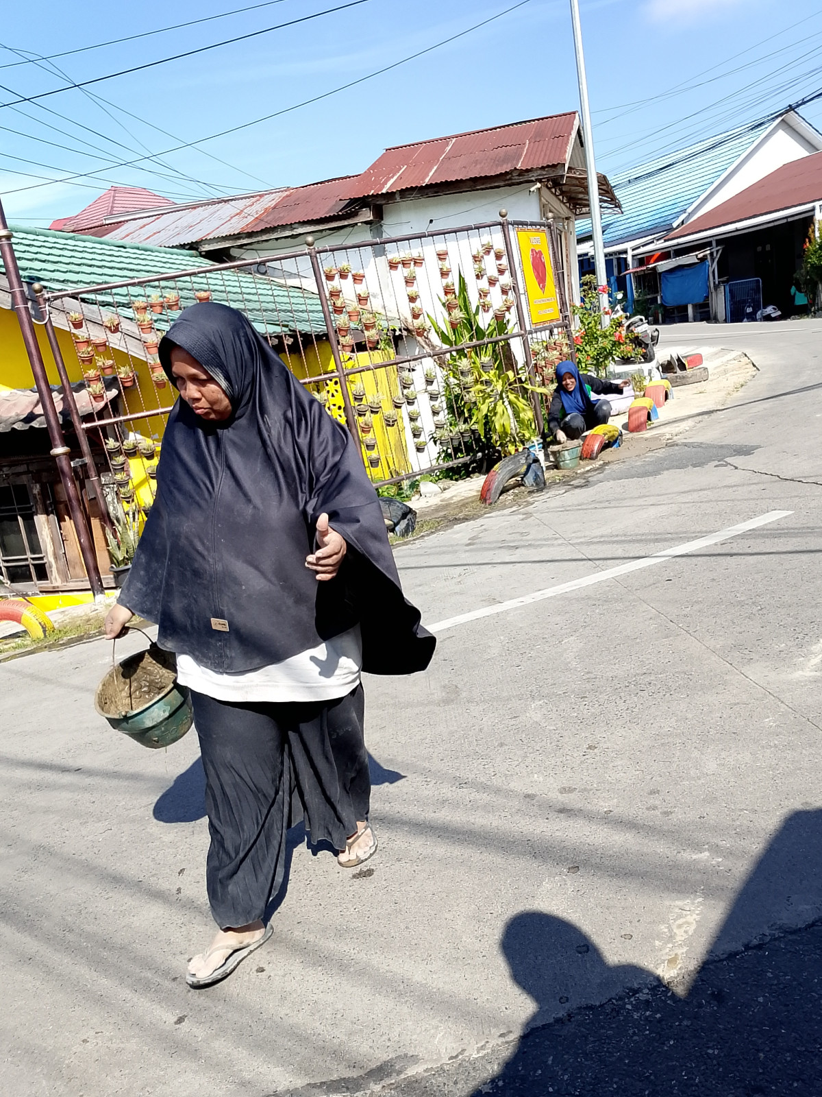 Kerja Bakti membersihkan dan merapikan Taman Toga PKK RT.18