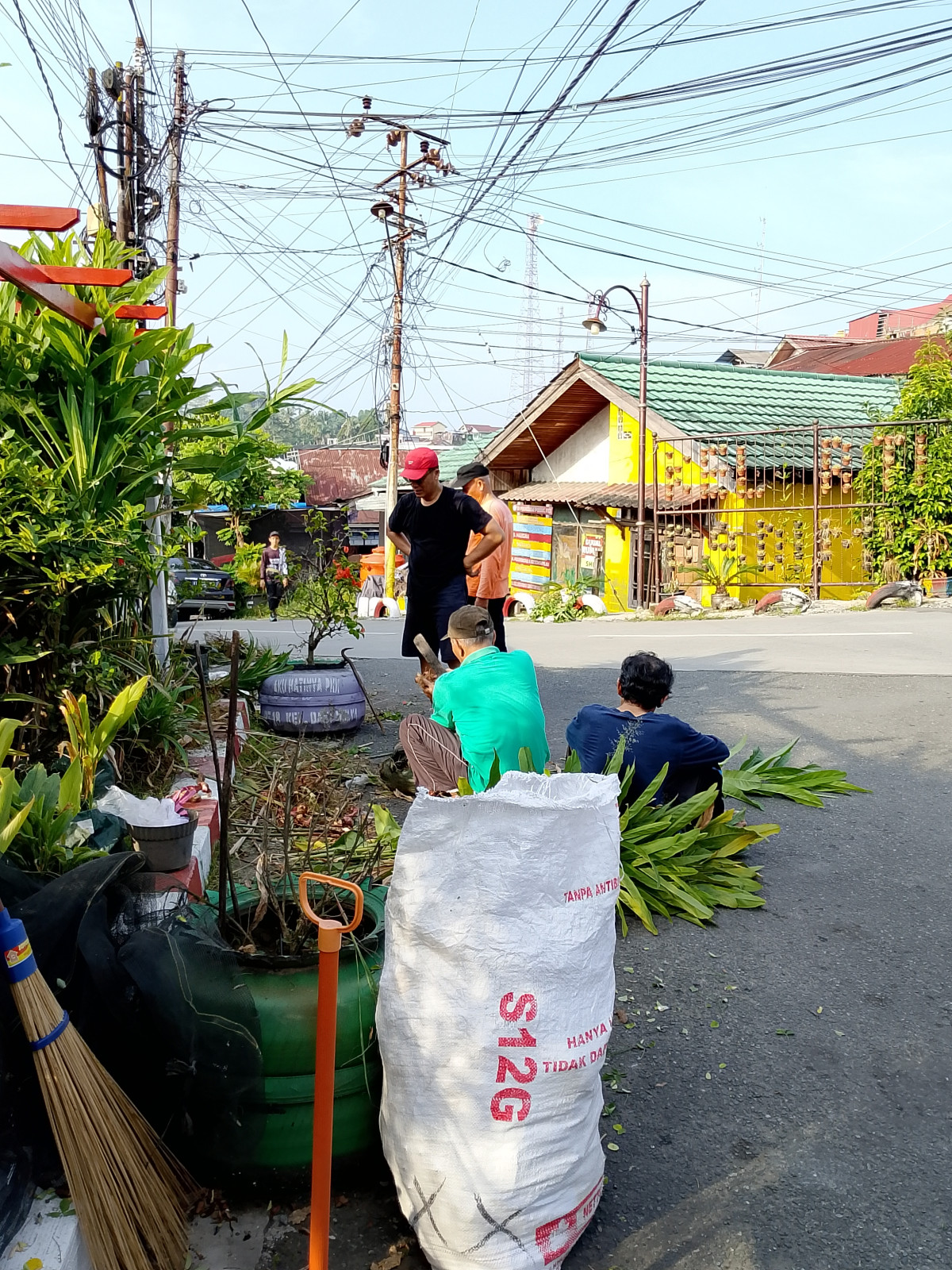 Kerja bakti membersihkan lingkungan Wilayah RT 18 Kelurahan Dadi Mulya