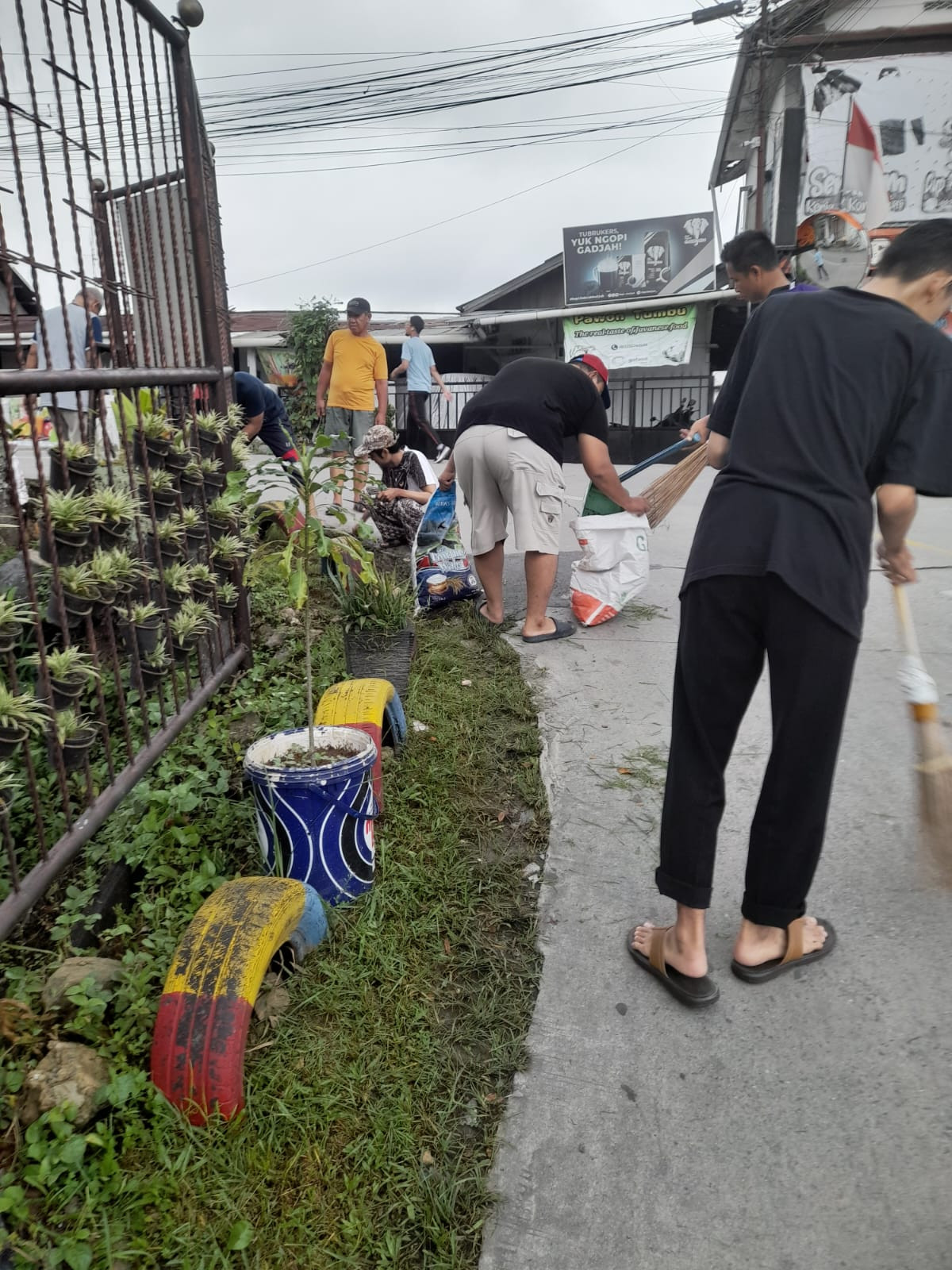 Kerja Bakti mangkas rumput