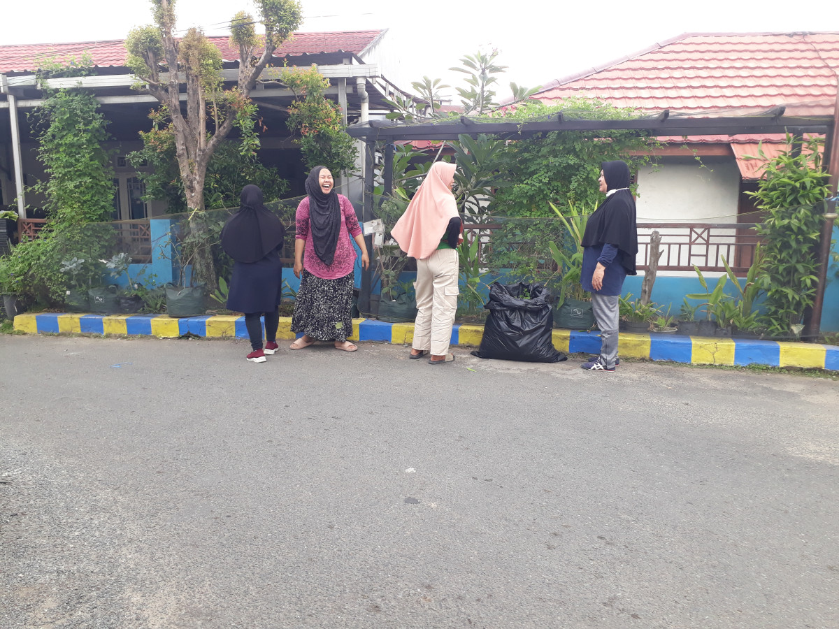Kegiatan Kerja Bakti Membersihkan Lingkungan Wilayah Rt.18