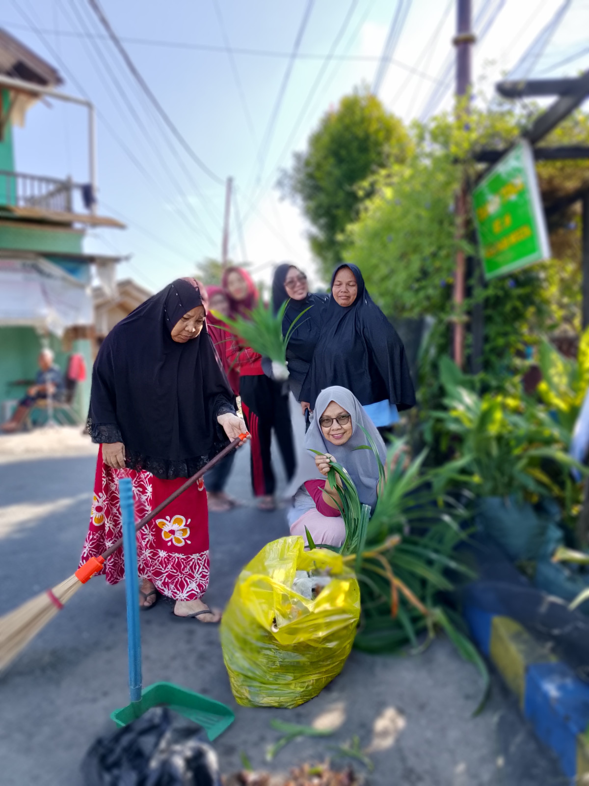 Kegiatan Kerja Bakti Membersihkan Taman Toga dan Wilayah RT.18