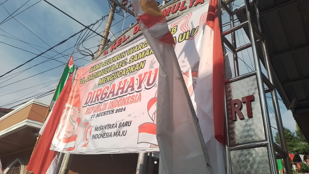 Kegiatan gotong royong memasang lampu hias di pintu Gerbang Gg.9 Rt.18