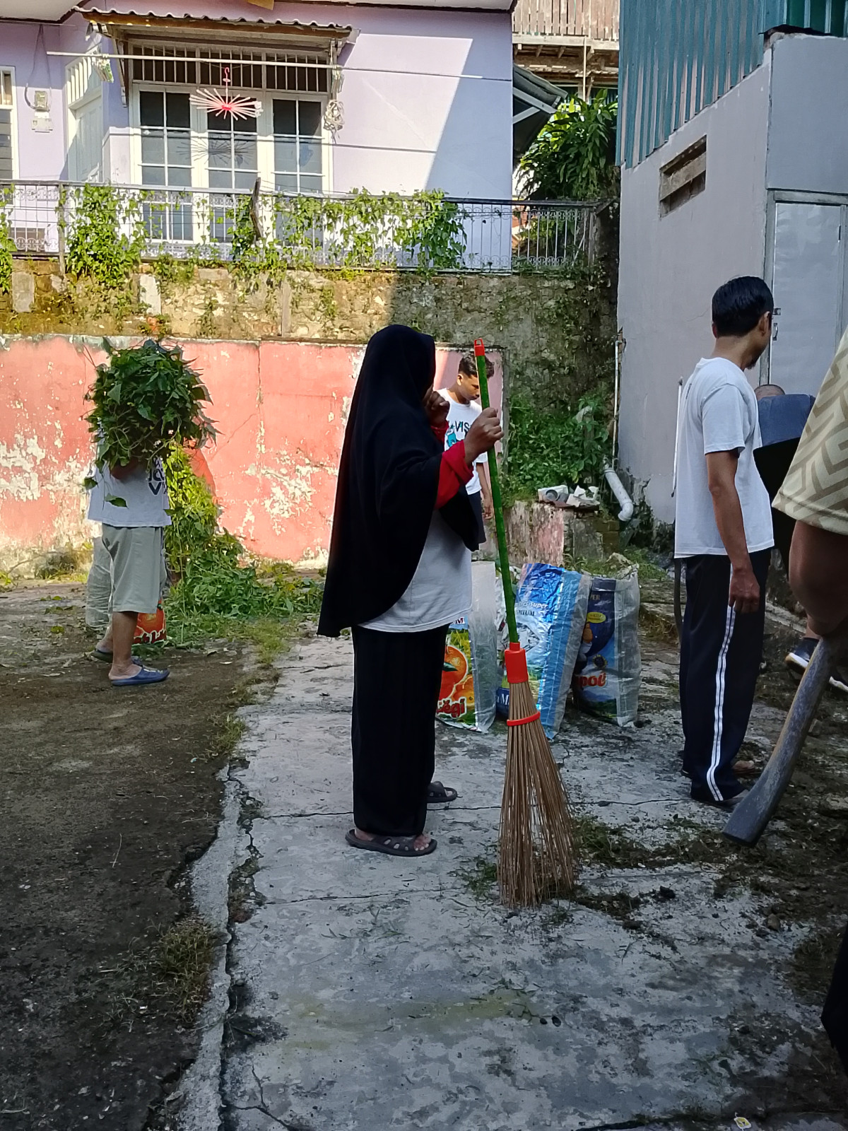 Kerja Bakti Membersihkan Lingkungan Wilayah Gang Jamu RT 18 Kelurahan Dadi Mulya