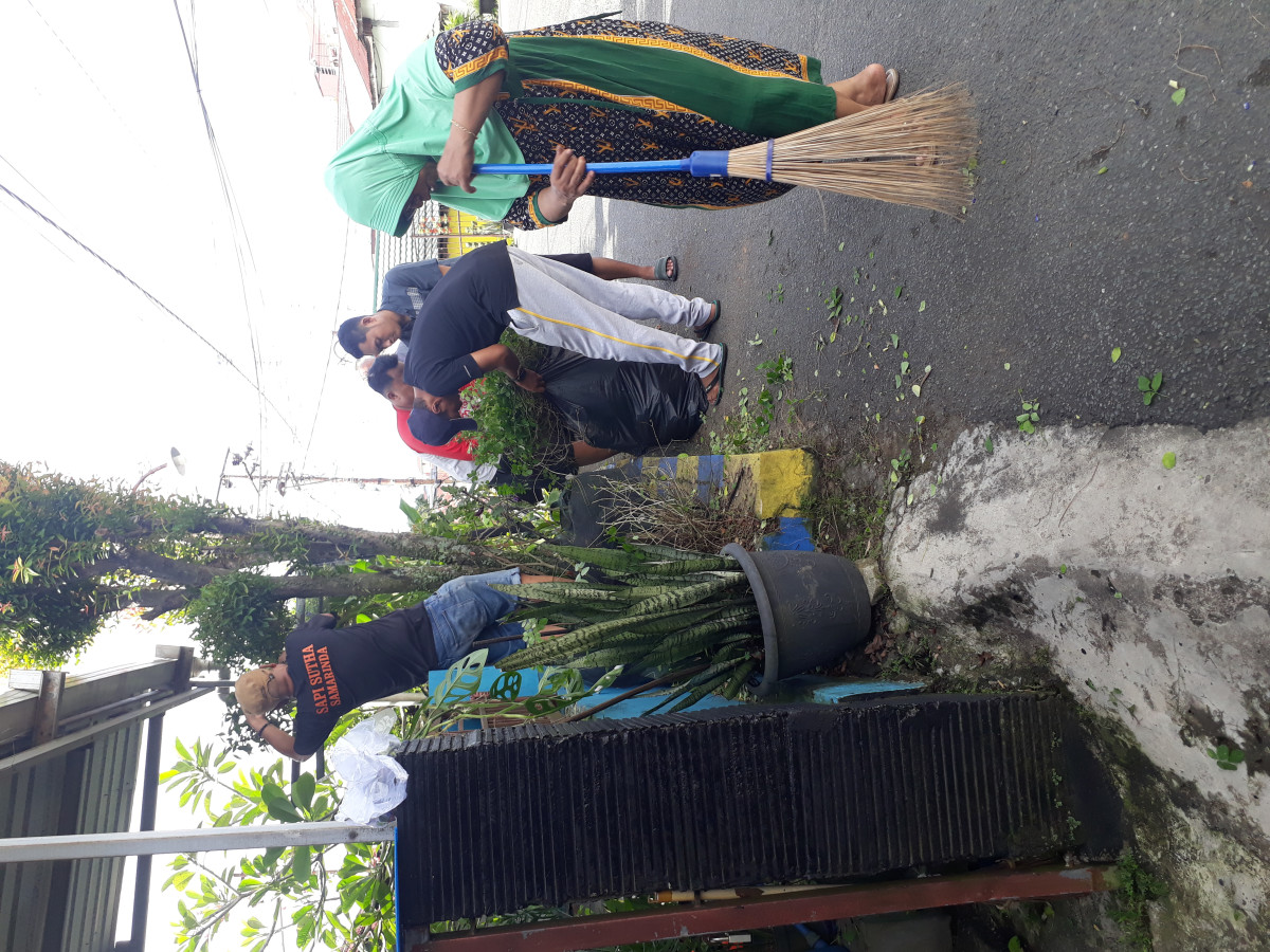 Kegiatan Kerja Bakti Memangkas Pohon dan Membersihkan Lingkungan