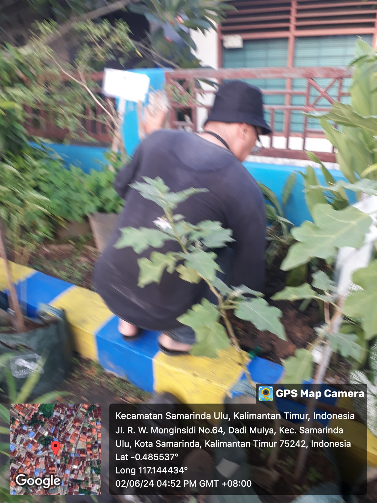 kegiatan kerja bakti di taman toga