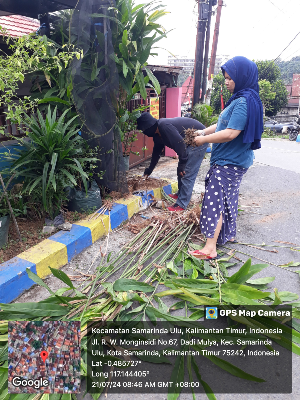 Kegiatan Kerja Bakti mangkas rumput di Kebun Toga PKK Rt.18