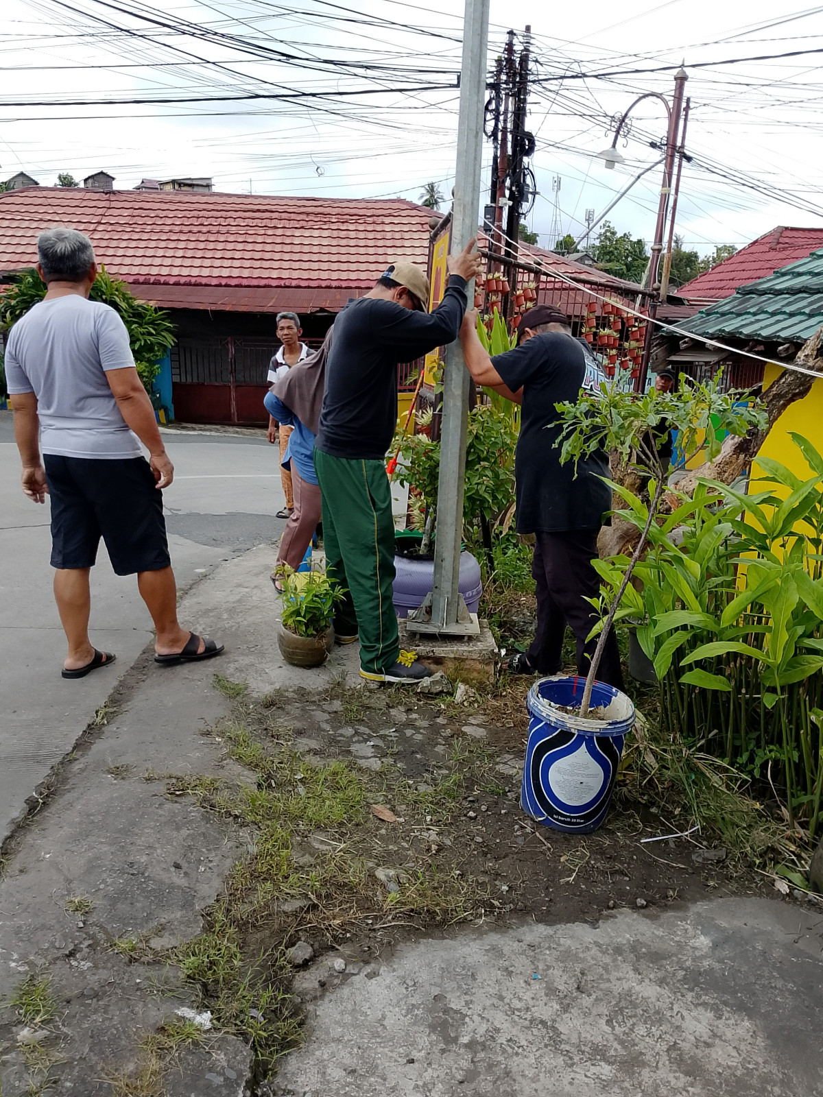 Kegiatan kerja bakti membersihkan rumput di Taman Toga RT. 18
