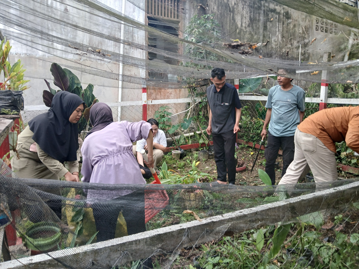 Gotong royong taman toga rt 19 bersama mahasiswa kkn