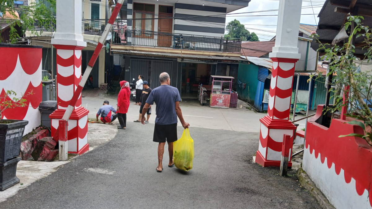 Kegiatan kerjabakti di sekitaran RT 019