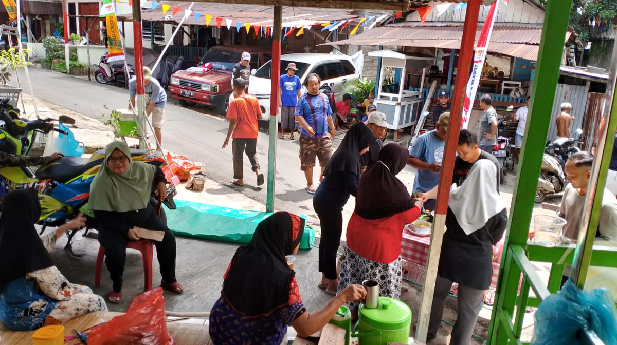 Gotong royong dan membuat lampion merah putih dari botol bekas