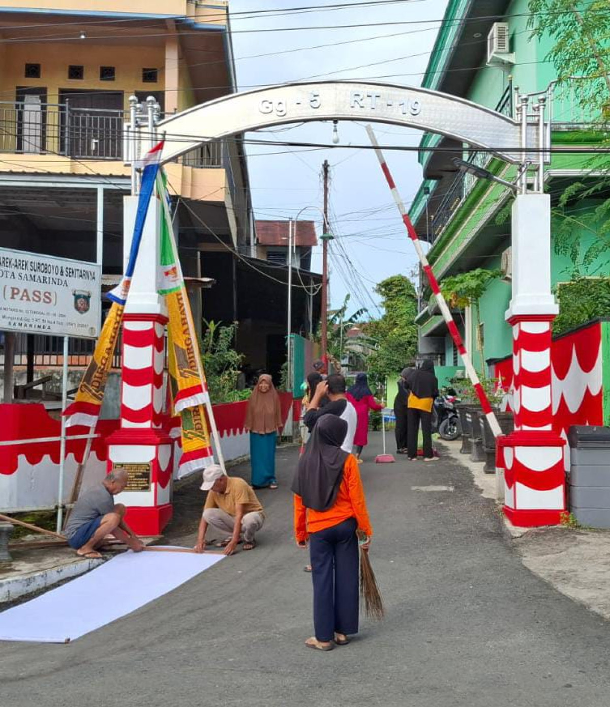kegaiatan kerja bakti sampai malam hari di rt 19