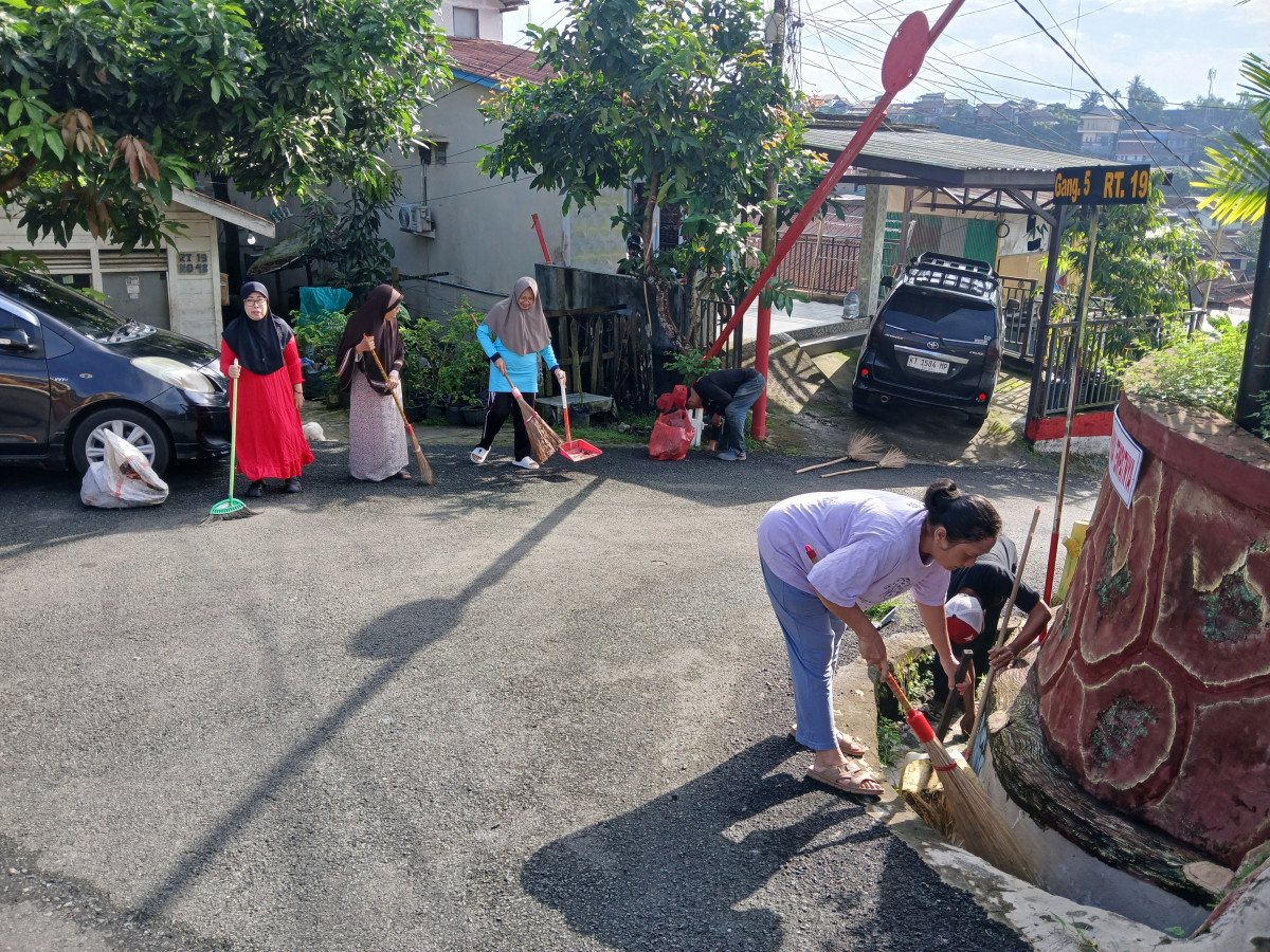 Gotong royong rt 19