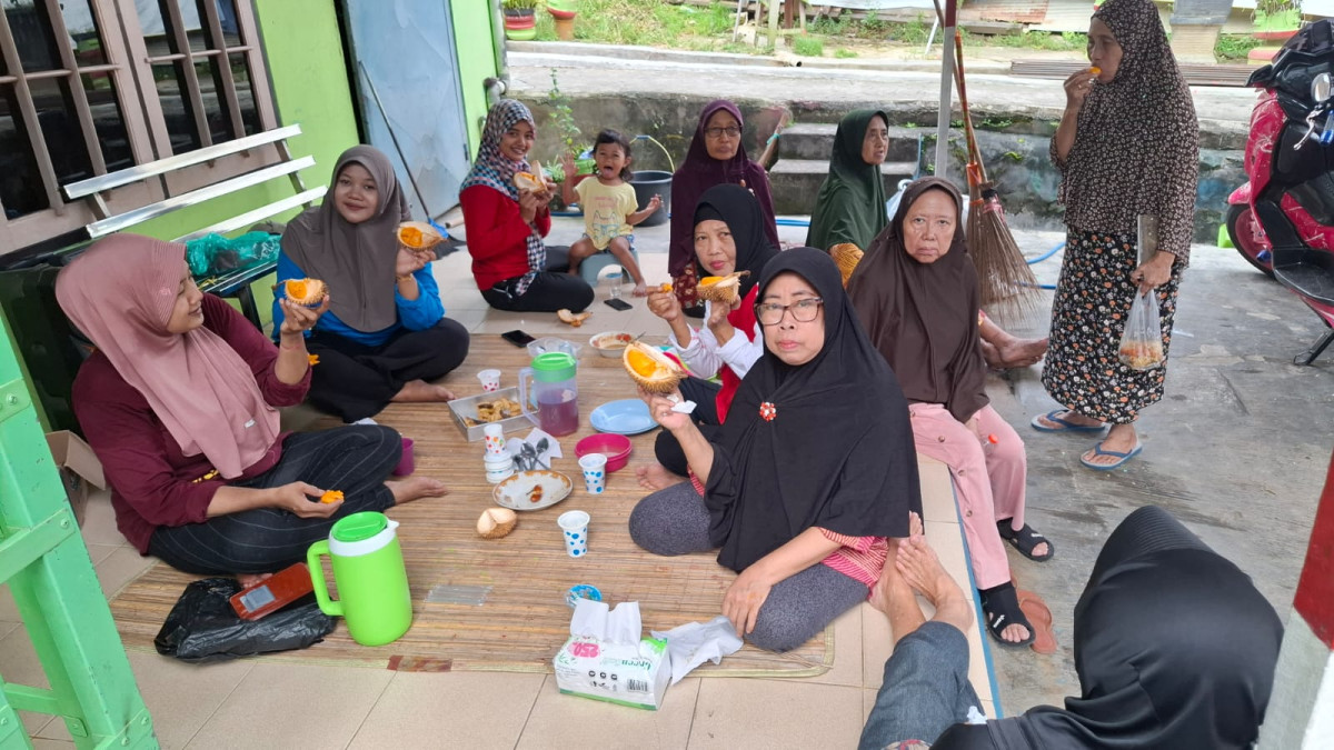 Gotong royong ibu dasawisma