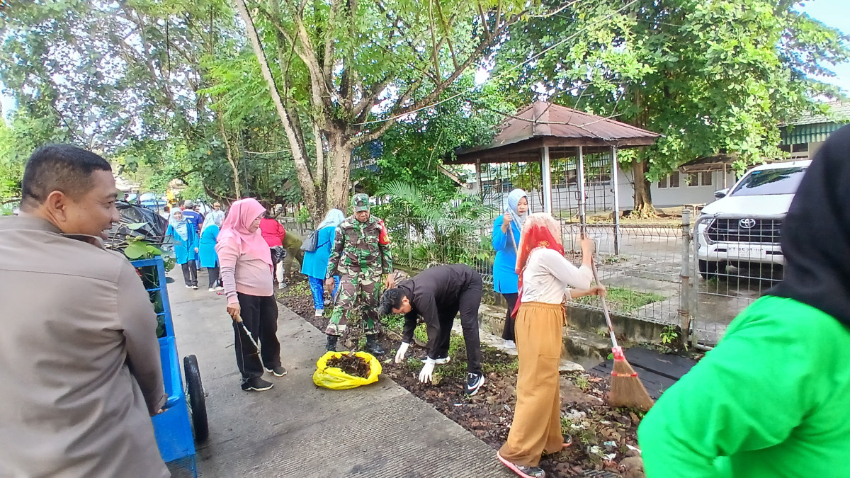 Gotong royong massal kelurahan