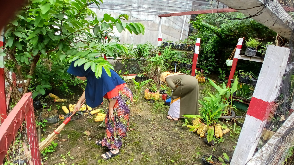 Gotong royong ibu ibu dasawisma rt 19