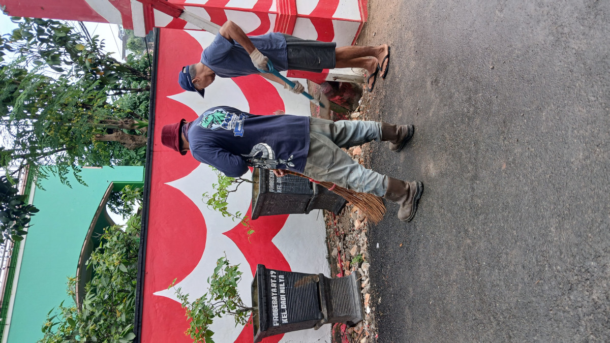 Kerja bakti sekitar gapura