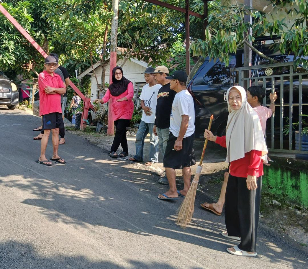 kegiatan kerjabakti bersama warga dadimulya