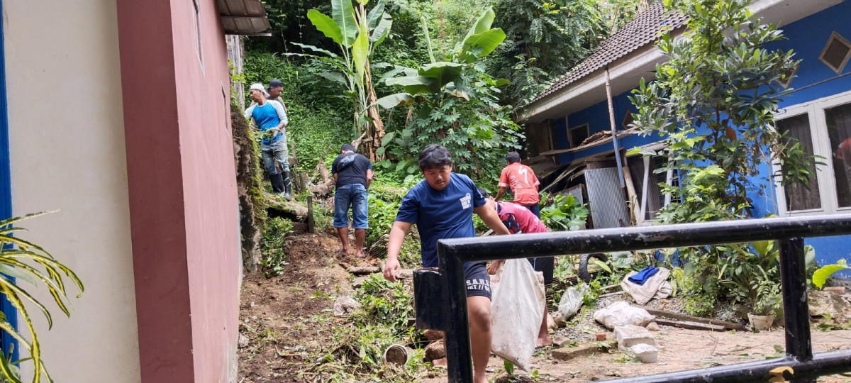 kegaiatan pembersihan lapangan di rt 22