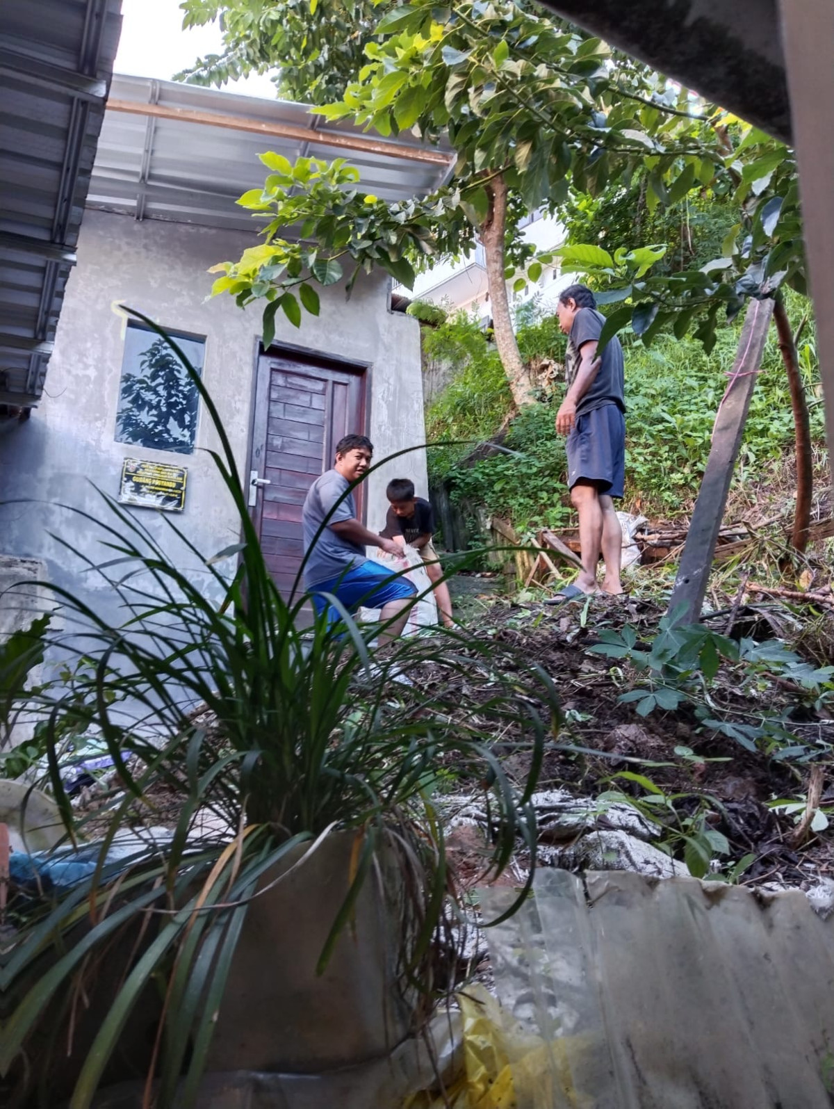 Gotong Royong Membersihkan Halaman Samping Posyandu