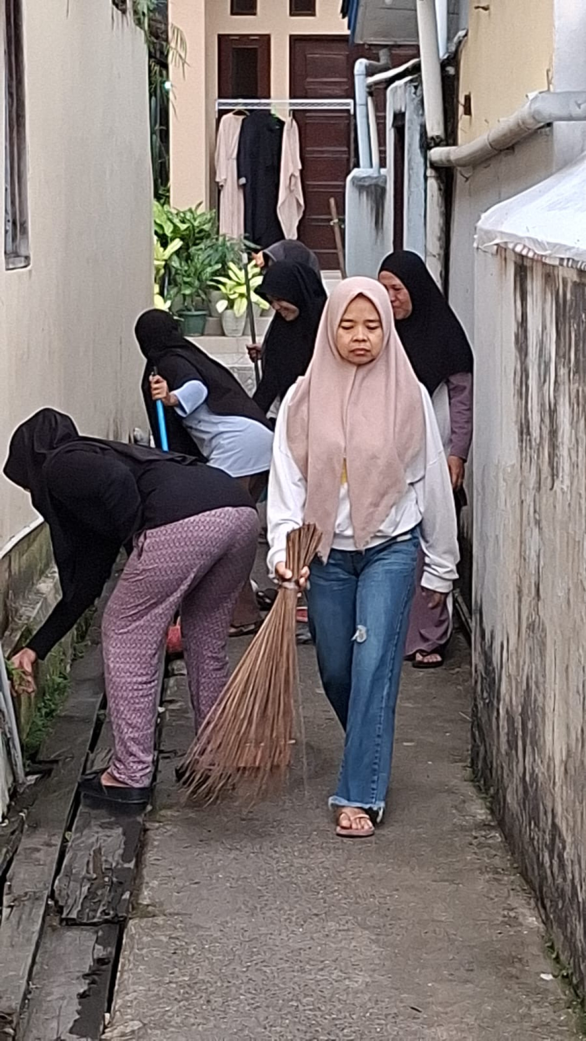 Kerja Bakti membersihkan gang dan selokan