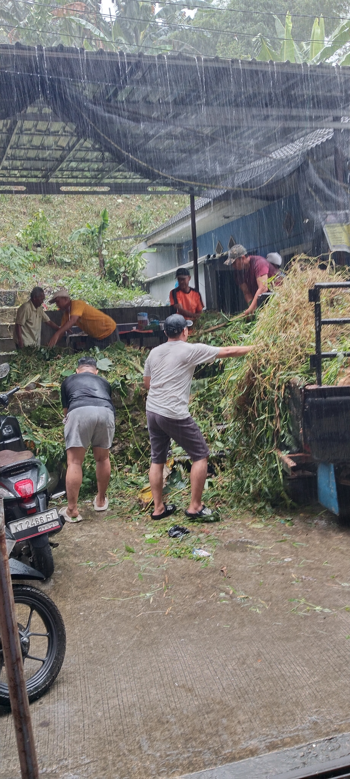 Kerja bakti warga RT 22
