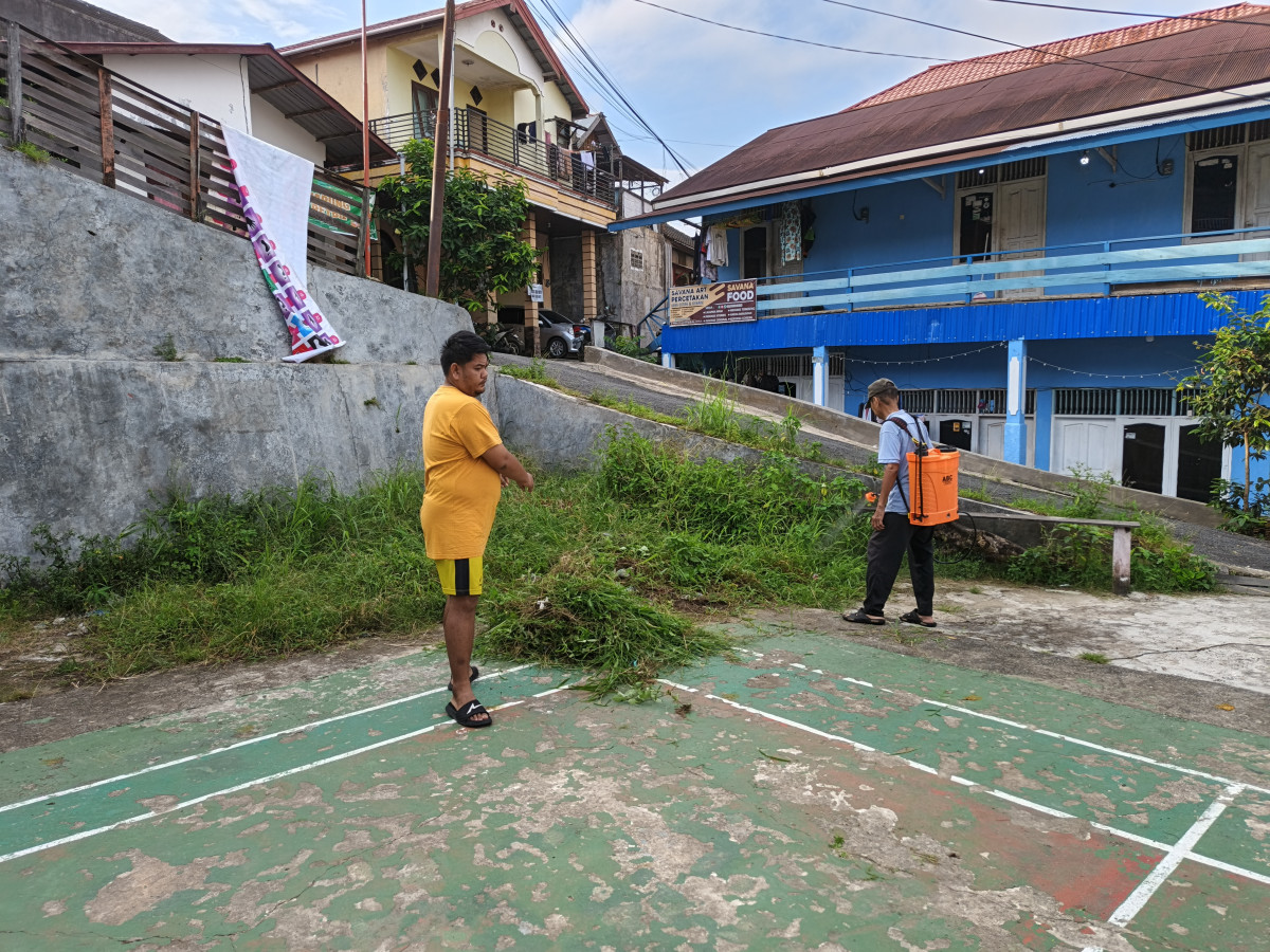 Membersihkan Lapangan serbaguna