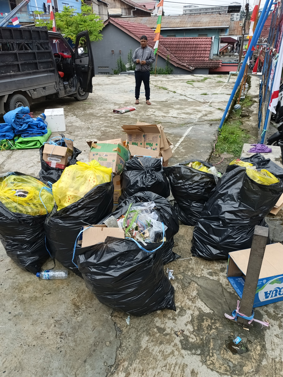 Kerja Bakti Membersihkan Lapangan Serbaguna