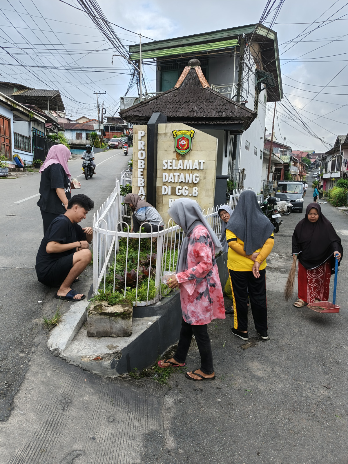 Pembersihan Taman gang 8