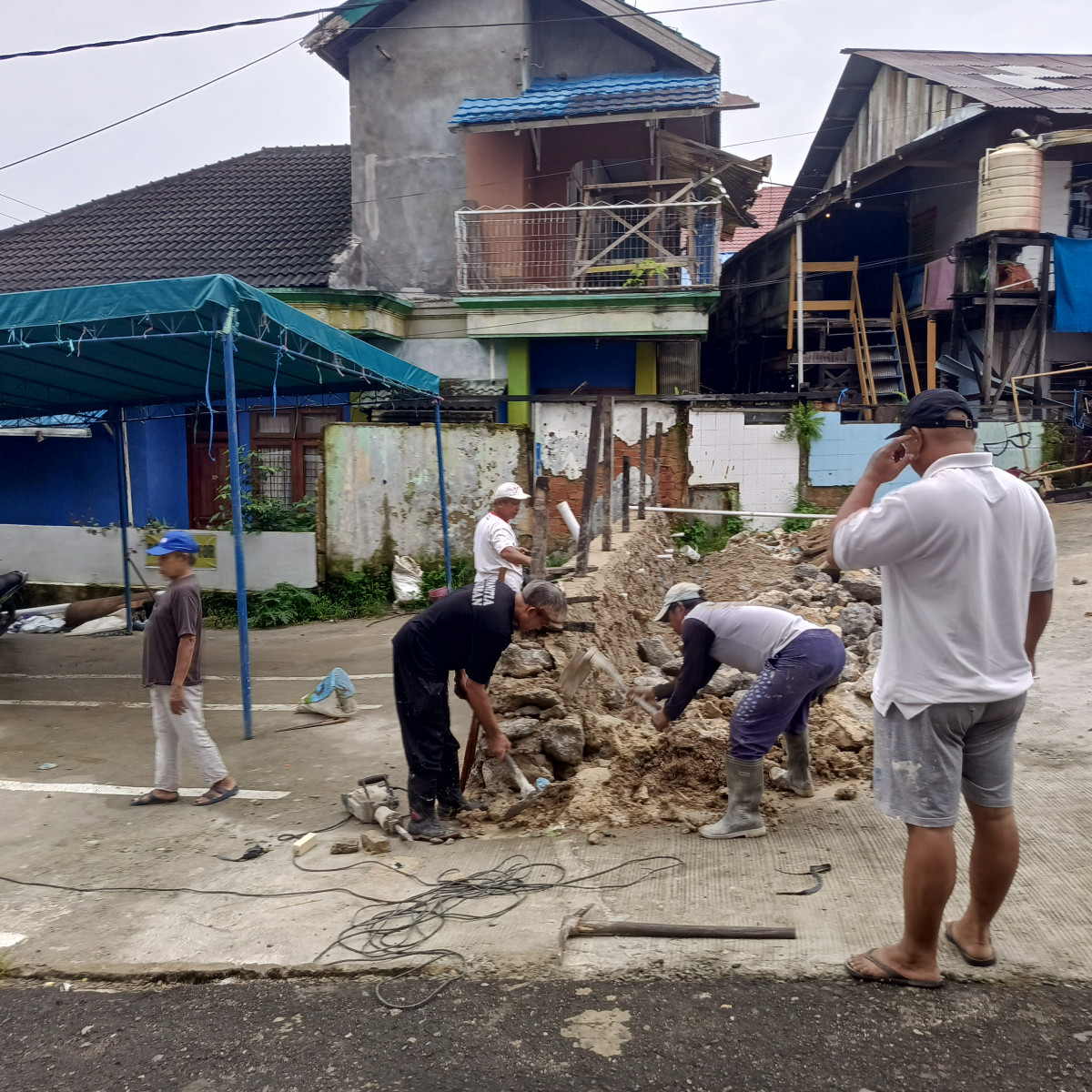 Kerja bakti bikin turap parkiran mesjid