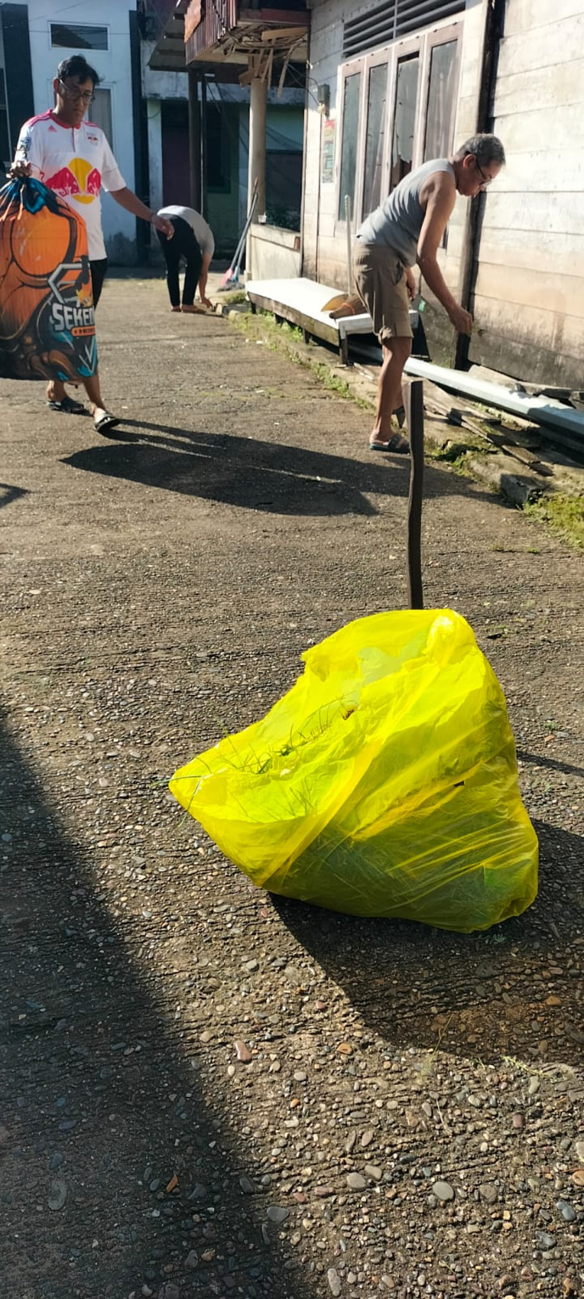 Kegiatan kerja bakti RT