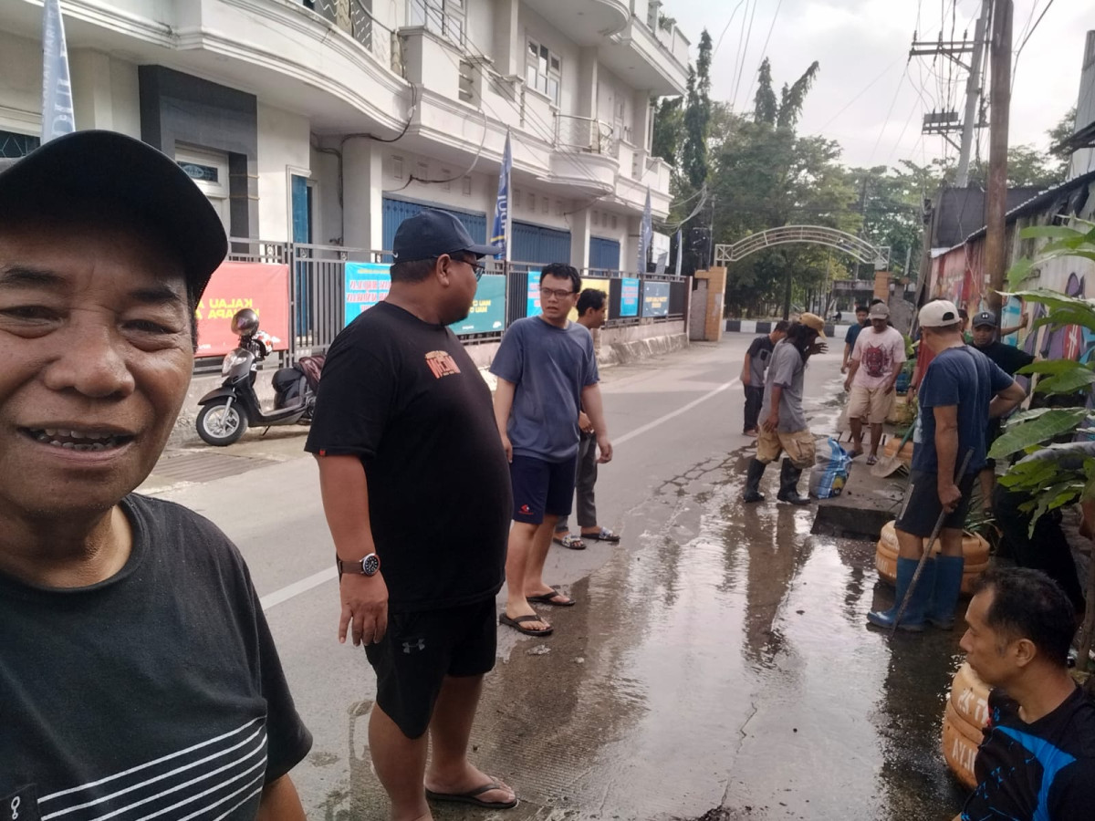 Kegiatan gabungan membersihkan parit di sekitaran wilayah rt25 dan RT 24