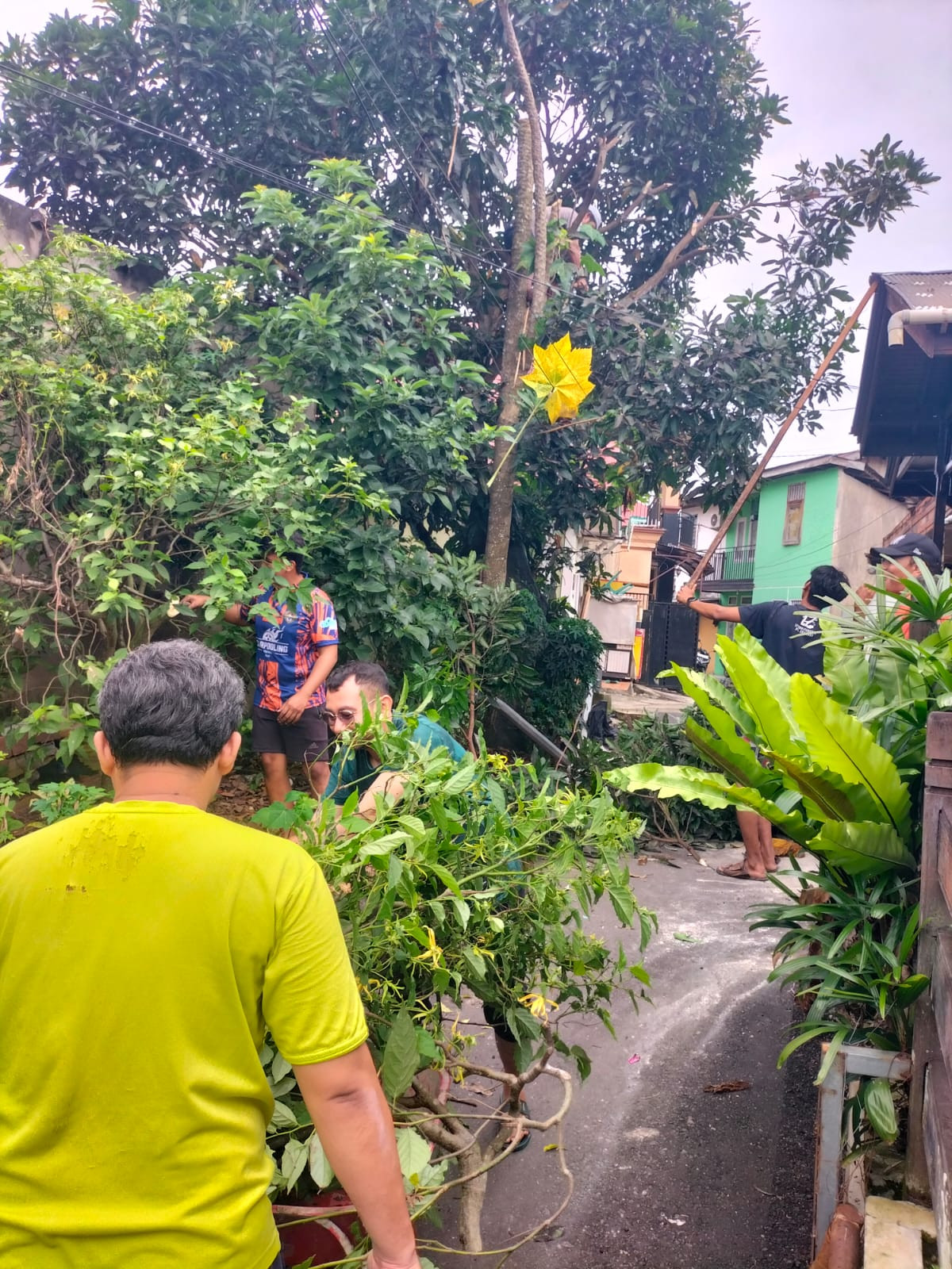 Kegiatan gotong royong beserta temen dan warga di RT 24
