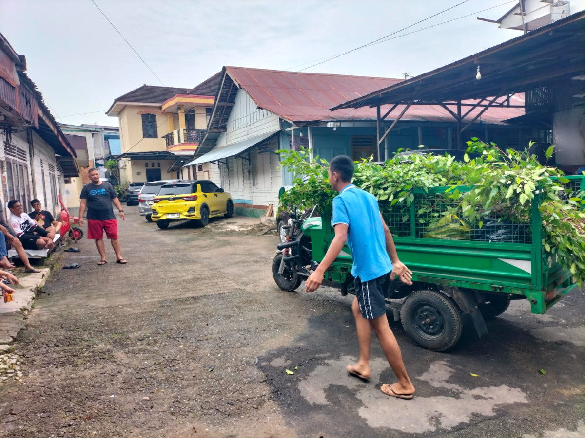 Kegiatan kerjabakti RT 24