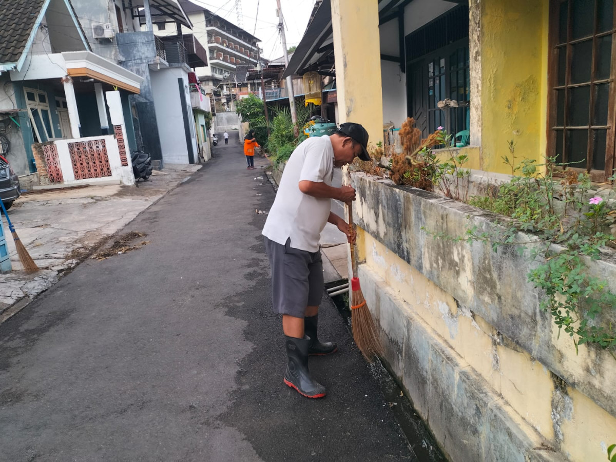 kegiatan kerjabakti di parit
