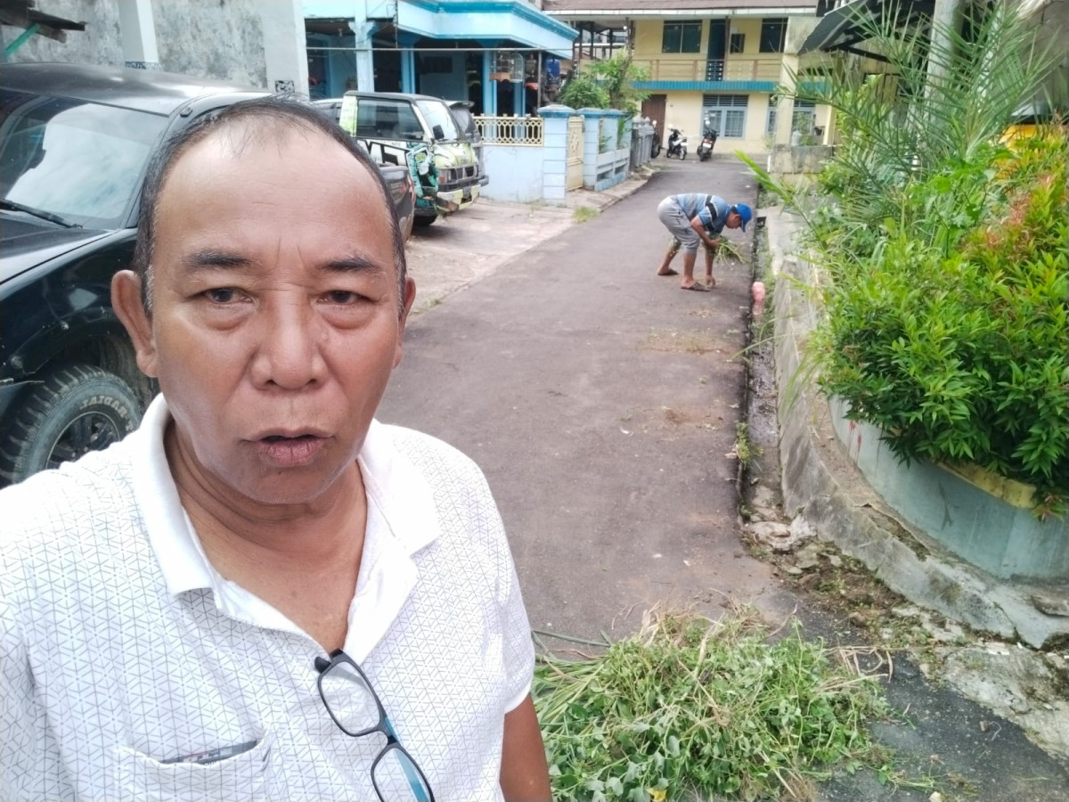 Kegiatan kerja bakti di RT 24 bersama warga