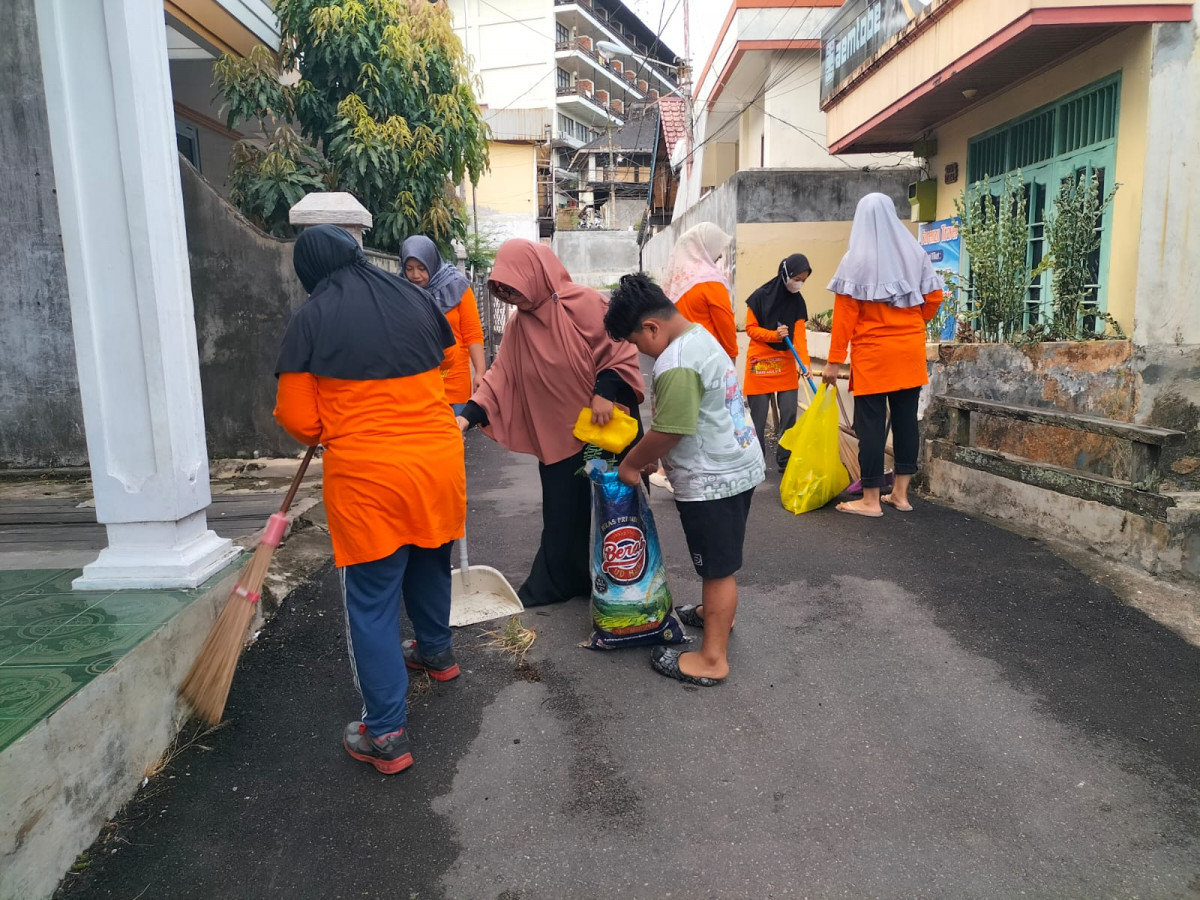 Kegiatan kerja bakti di lingkungan rt.24