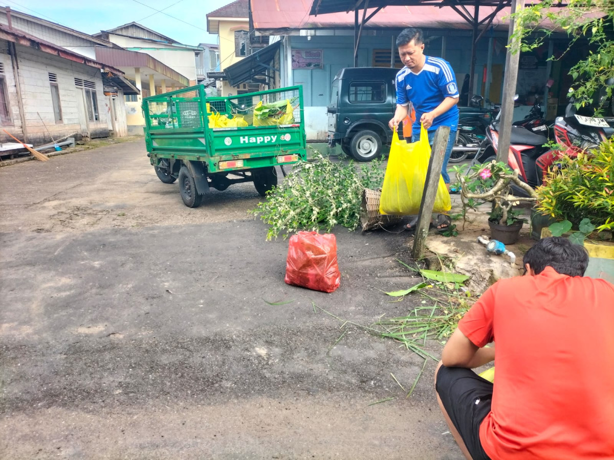 Kegiatan kerja bakti di RT 24