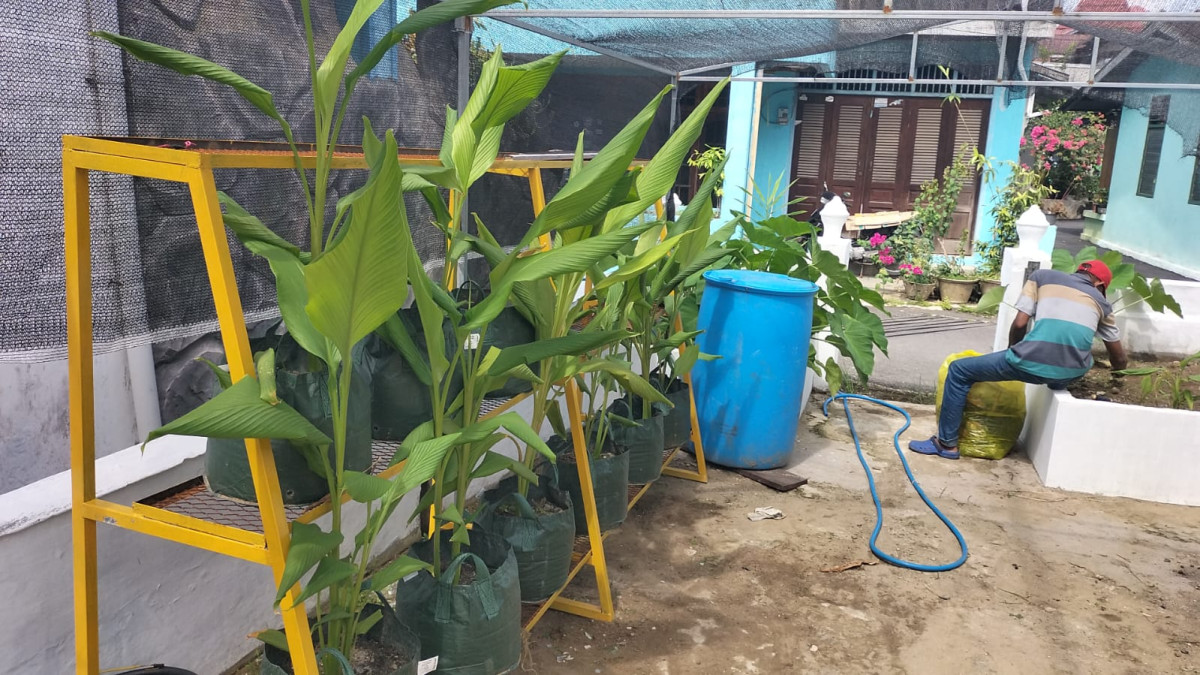 kegiatan kerjaaa bakti di halaman rt 24
