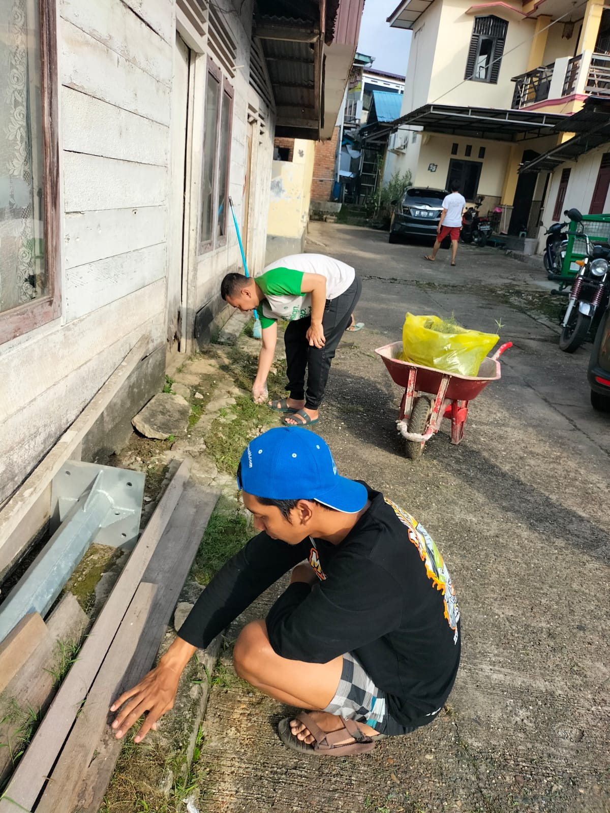 kegiatan kerja bakti rt 27 bersama warga