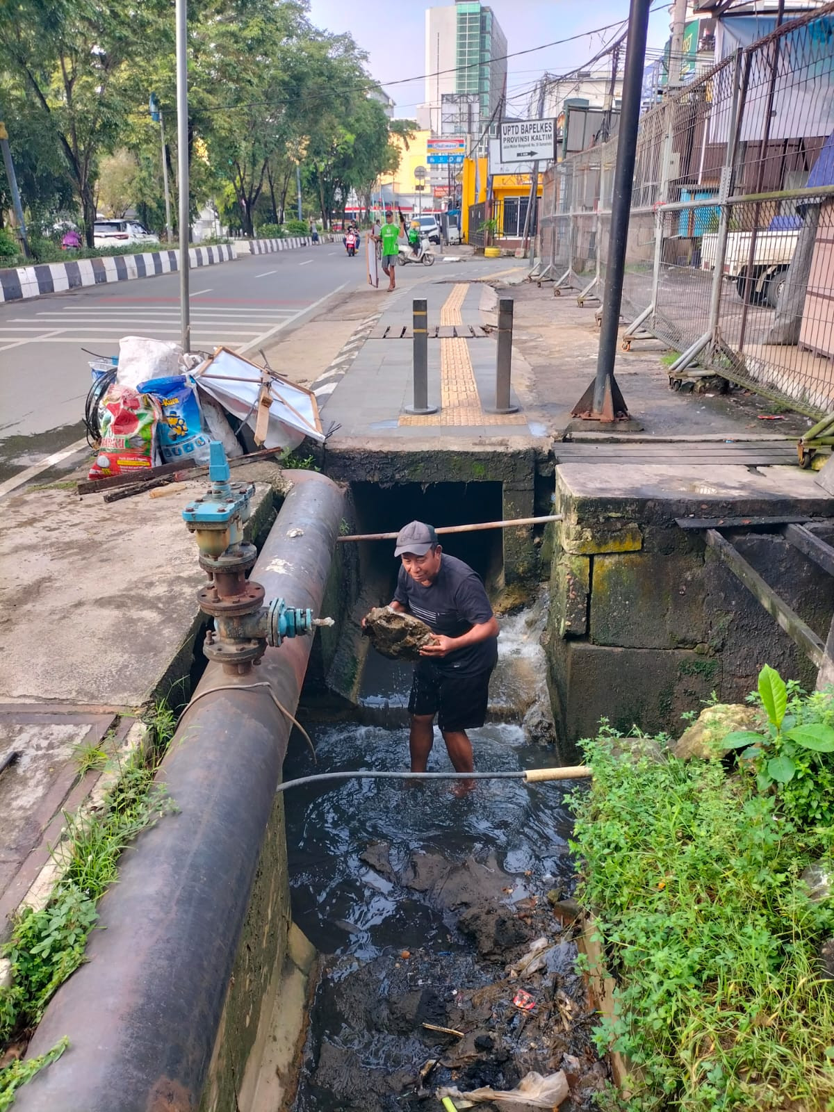 Kegiatan kerja bakti di RT 24