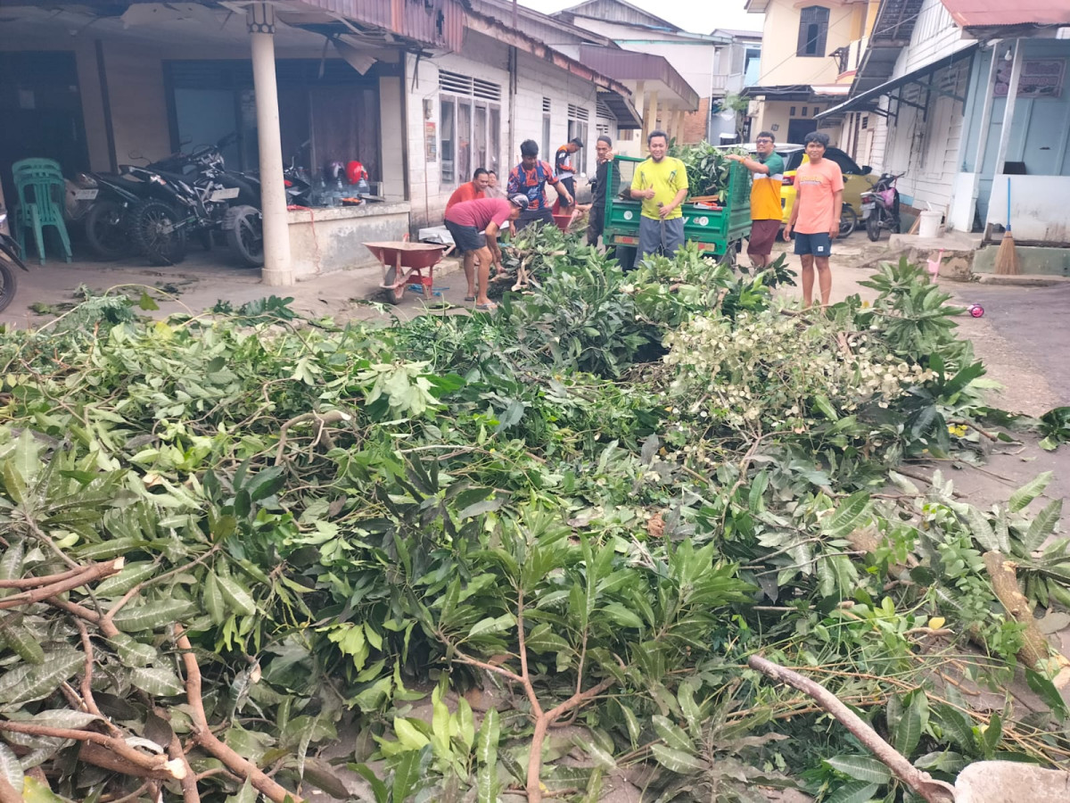 Kegiatan kerjabakti pemangkasan foto dan berkumpul bersama warga di RT 24