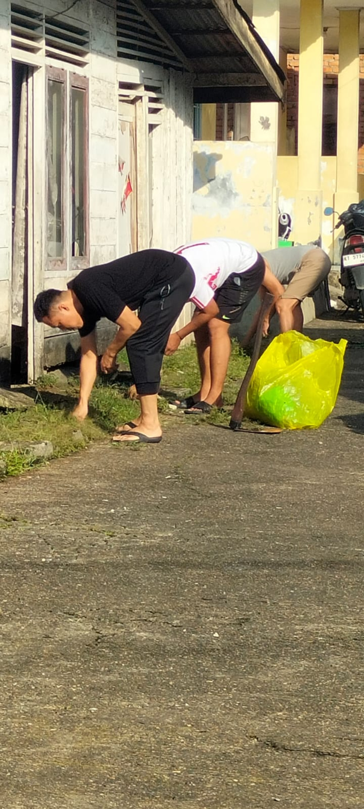 Kegiatan kerjabakti RT 24